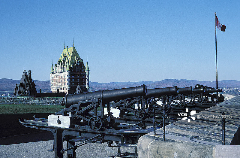 加拿大魁北克芳堤娜城堡旁的火炮图片素材