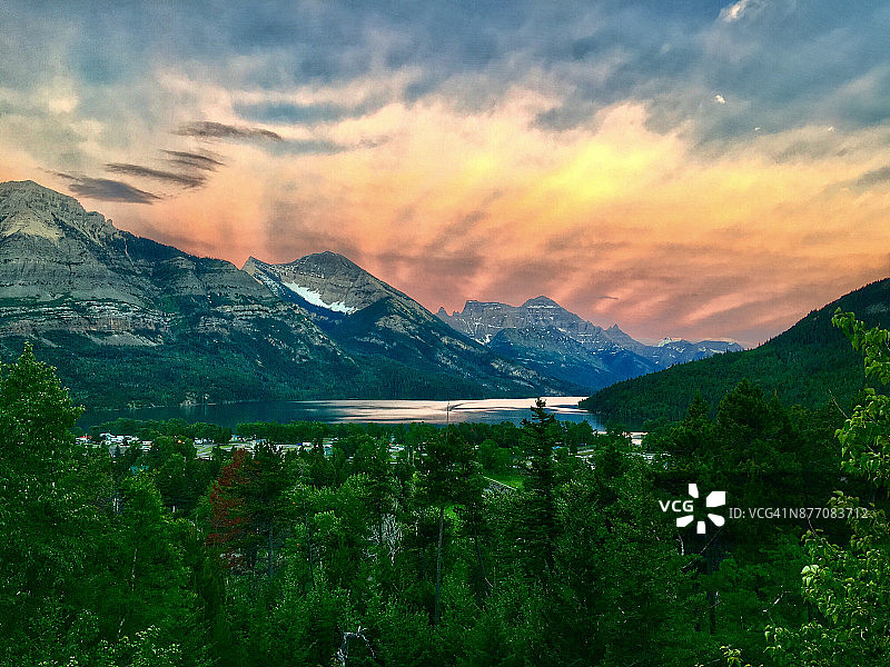 加拿大风景：沃特顿湖国家公园阿卡米纳公路图片素材