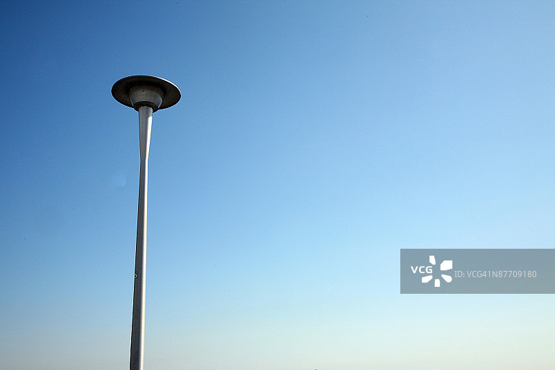 蓝天下方的灯柱图片素材