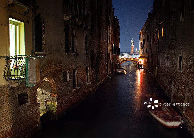 意大利威尼斯运河夜景图片素材