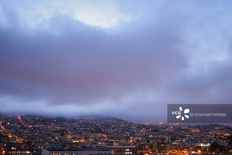 旧金山教会区的紫色层云图片素材