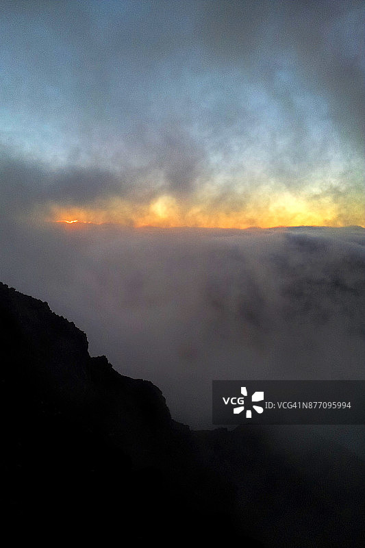 哈雷阿卡拉多云日出图片素材