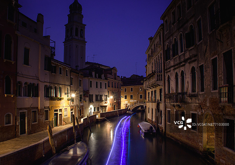 意大利威尼斯运河沿岸的夜间光迹图片素材