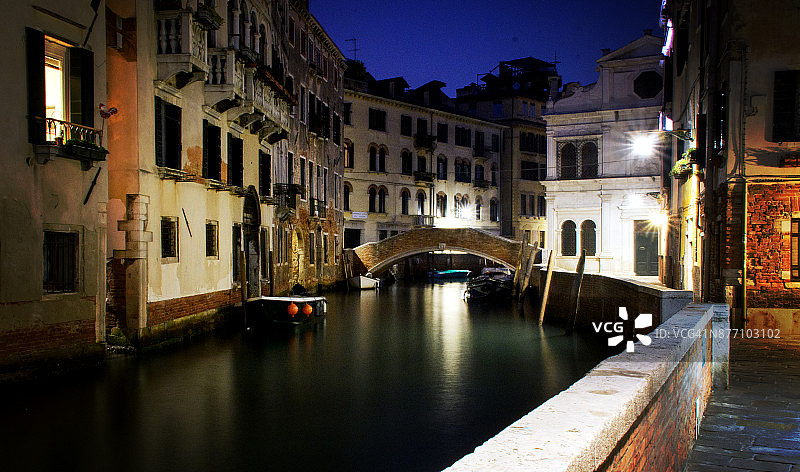 意大利威尼斯运河夜景图片素材