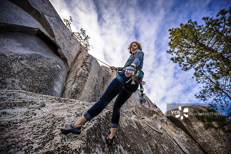 女子绳降攀岩图片素材