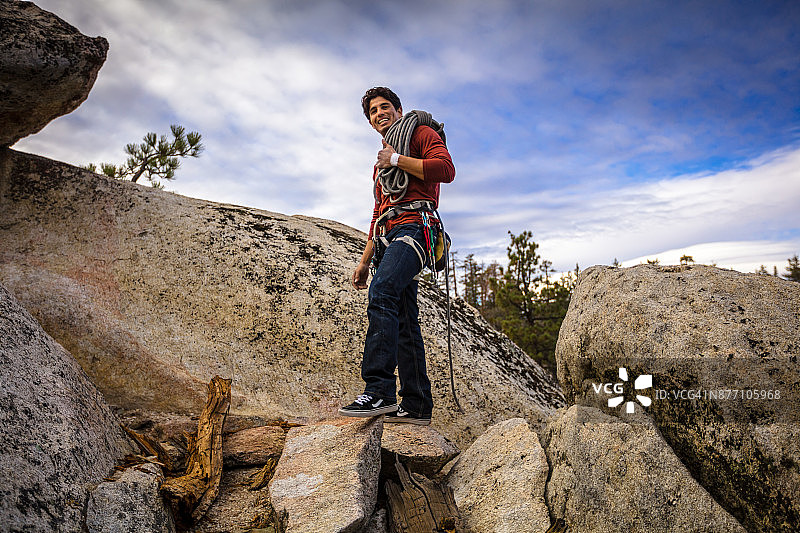 微笑的攀岩者携带装备图片素材