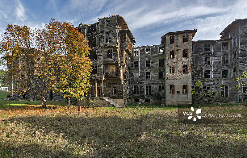 土耳其伊斯坦布尔布于卡达岛上的古希腊废弃孤儿院图片素材