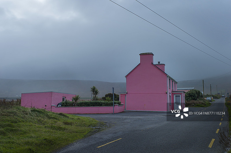 通往康纳山口、丁格尔湾的道路，粉红色的酒吧图片素材