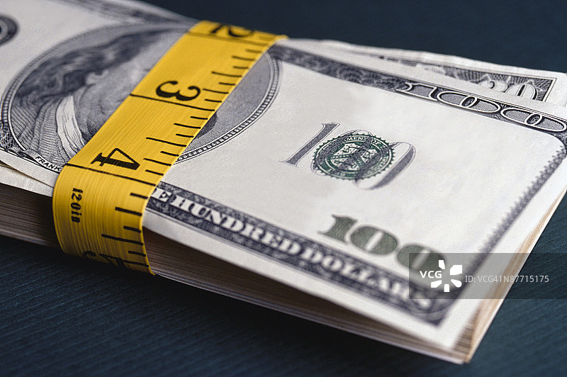 用卷尺包裹的一捆钱图片素材