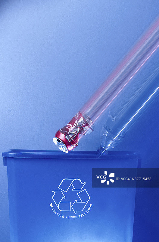 丢弃在回收箱中的罐子和瓶子图片素材