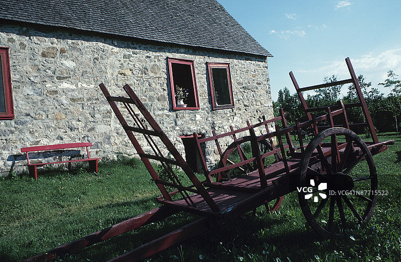 旧马车和石头房子外观图片素材
