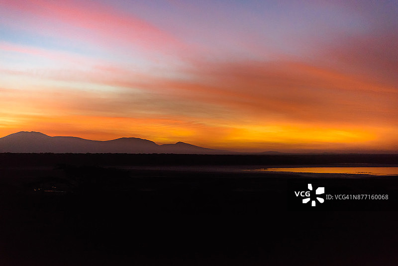 云类型 - 东非坦桑尼亚恩杜图湖上的日出图片素材