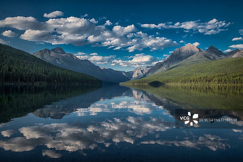 蒙大拿冰川国家公园鲍曼湖上的云图片素材
