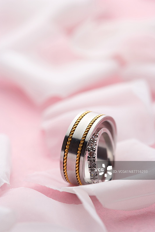 婚戒放在花瓣上图片素材
