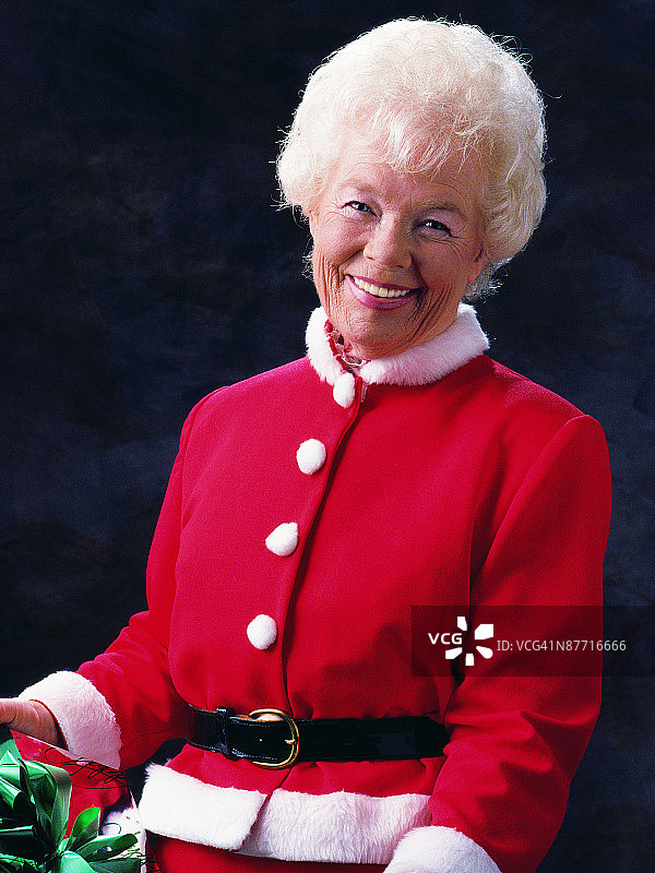 装扮成圣诞老人的年长女人彩色肖像照片图片素材