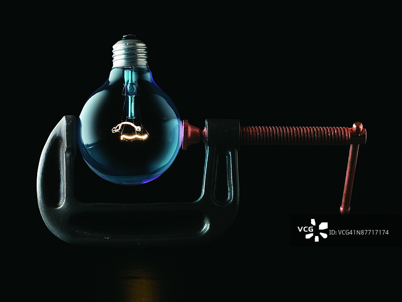 照片：夹子里的灯泡（彩色，高分辨率）图片素材