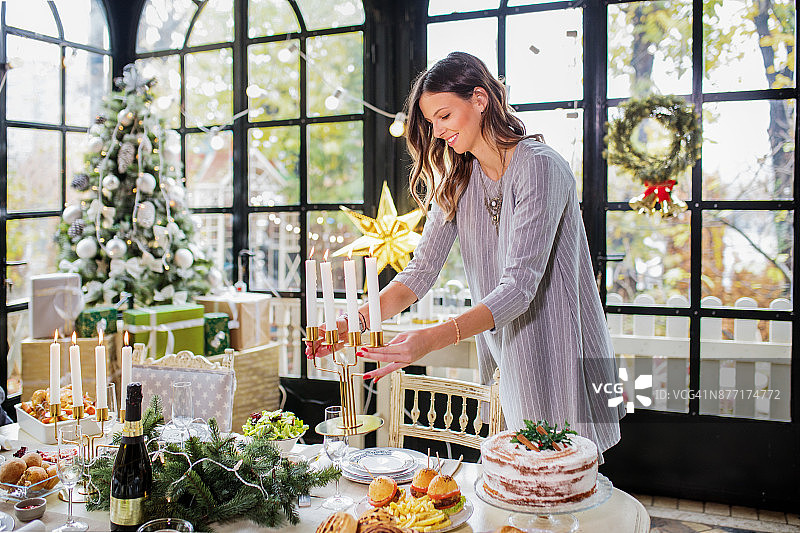 圣诞晚餐餐桌装饰图片素材