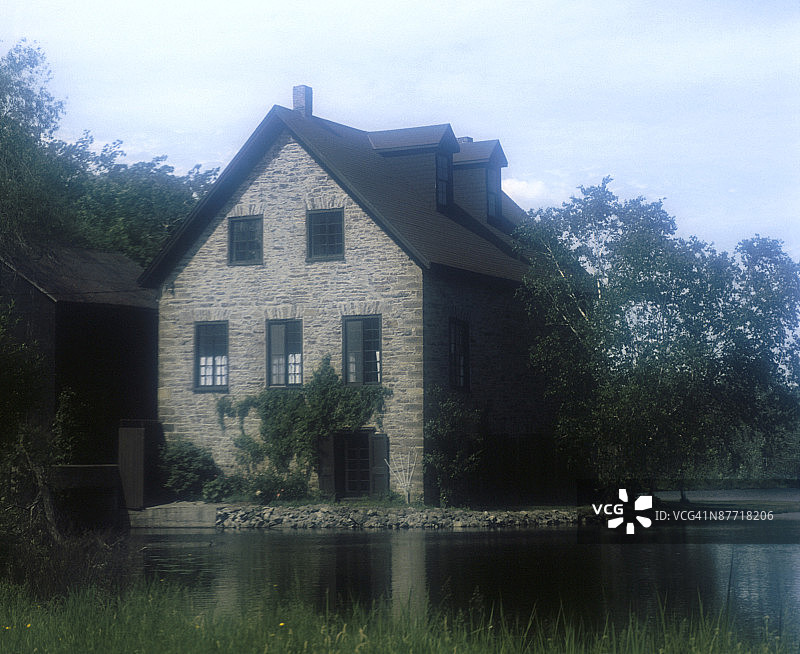 薄雾笼罩的湖边石屋图片素材