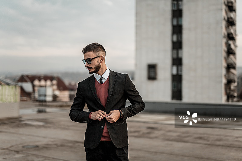 戴着太阳镜的西装男人图片素材