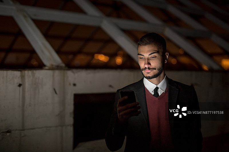 戴着太阳镜的西装男人图片素材