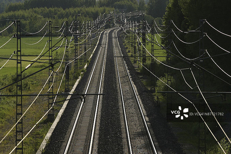 铁路轨道和电力线路图片素材
