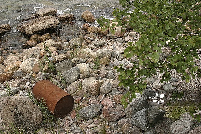 小溪旁的锈迹斑驳的桶图片素材