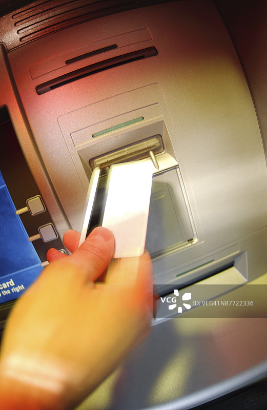 在自动取款机上插卡图片素材