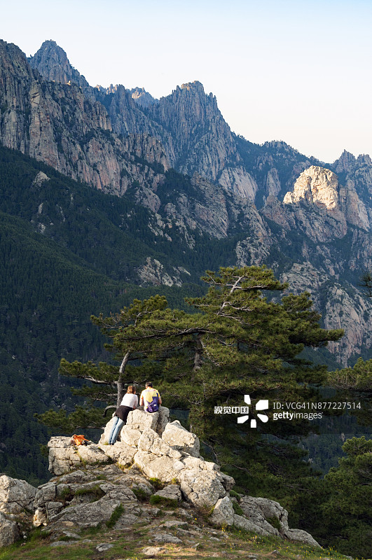 巴韦拉尖峰景观与情侣图片素材