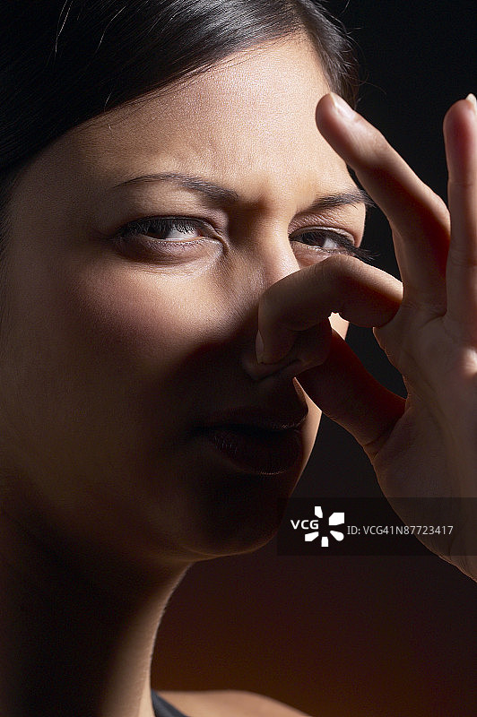 女人闻到臭味图片素材