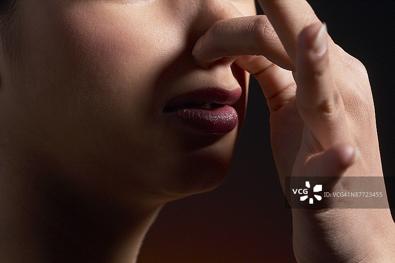 女人在闻图片素材