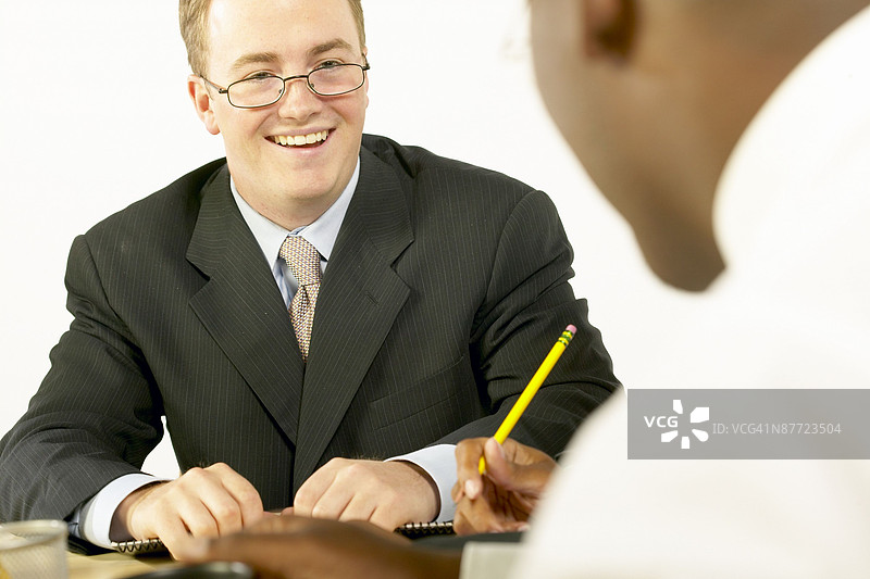 商人在办公室交谈图片素材