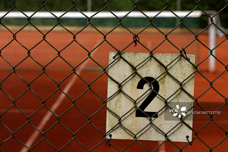 链条围栏上的数字二标志图片素材