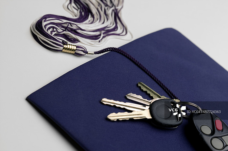 学位帽、流苏和车钥匙图片素材