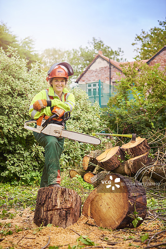 自豪的女树艺师图片素材