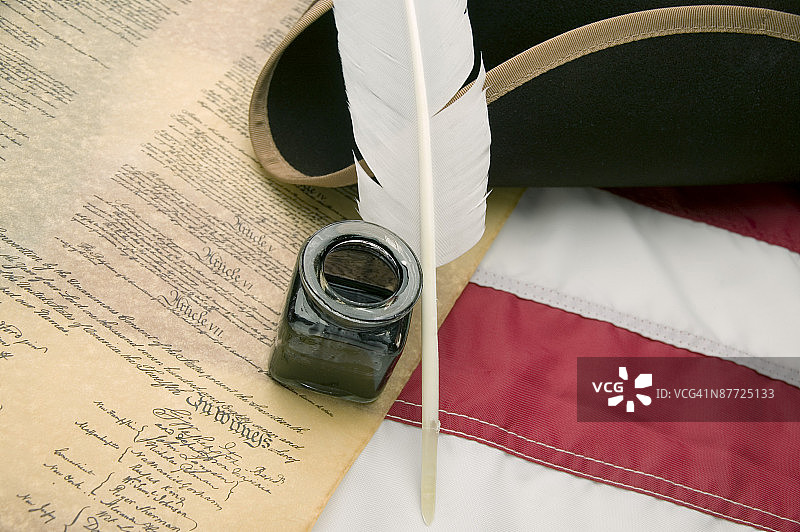 三角帽、《美国宪法》、墨水瓶和羽毛笔图片素材