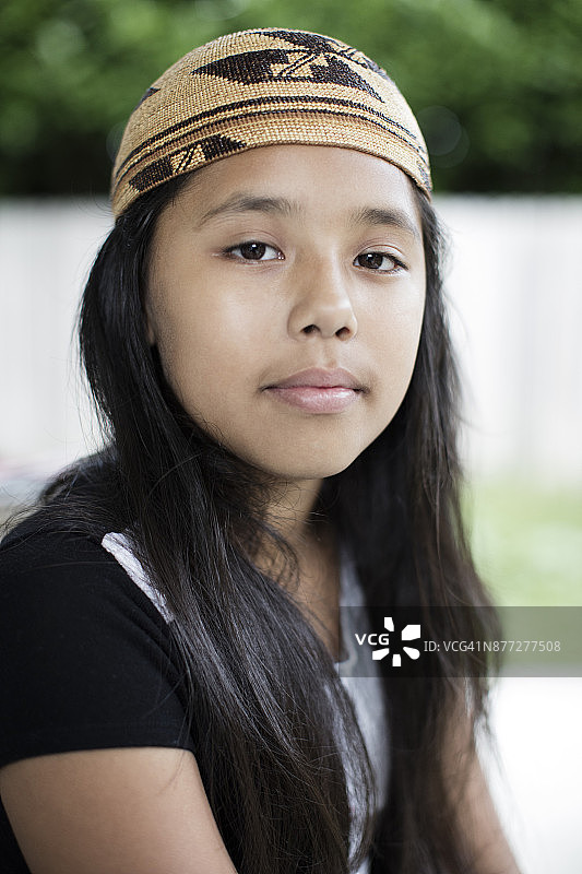 穿着祖母编织的礼帽的尤洛克族少女图片素材