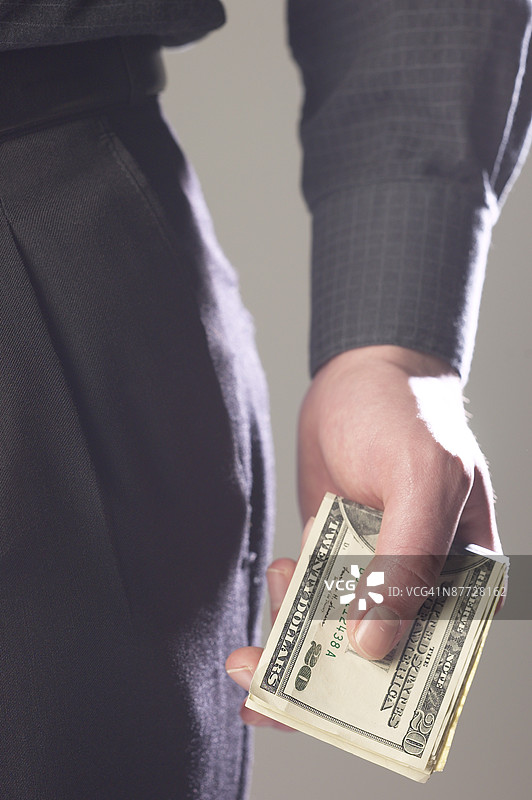 男人手握现金的特写镜头图片素材