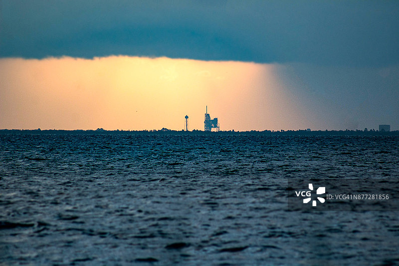 阳光照耀下的火箭发射图片素材