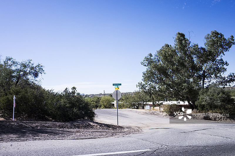 安装在蓝天和宽阔道路上的路标图片素材