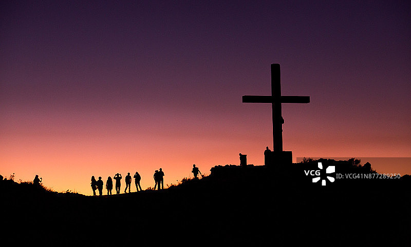 徒步走向日落图片素材