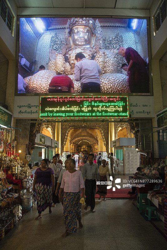 巨型屏幕展示人们在缅甸曼德勒马哈牟尼佛寺为马哈牟尼佛像贴金箔图片素材