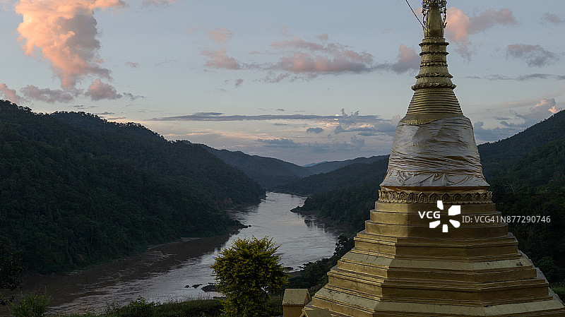 从泰国夜丰颂帕拉特梅萨拉普寺看到的萨尔温江图片素材