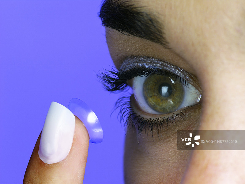 女人佩戴隐形眼镜特写照片图片素材