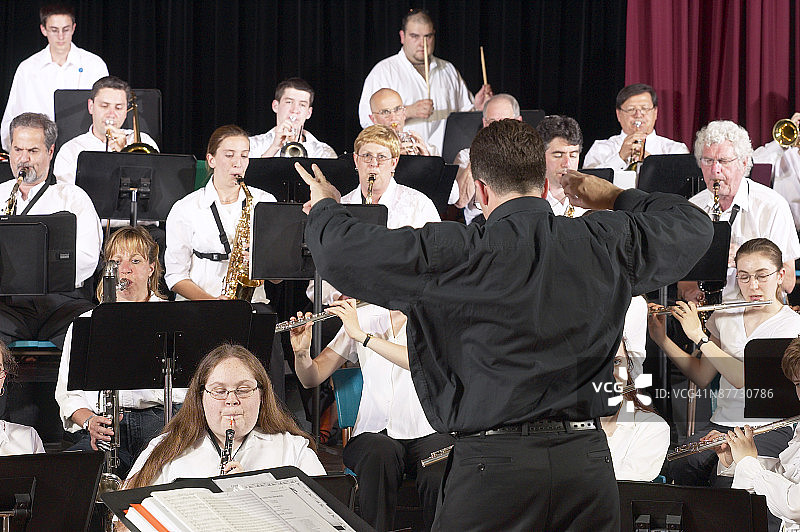 指挥家带领乐队演奏图片素材