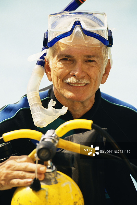 戴水肺的潜水员图片素材