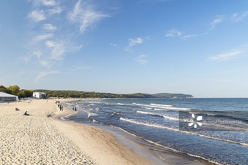索波特海滩上的几个人图片素材