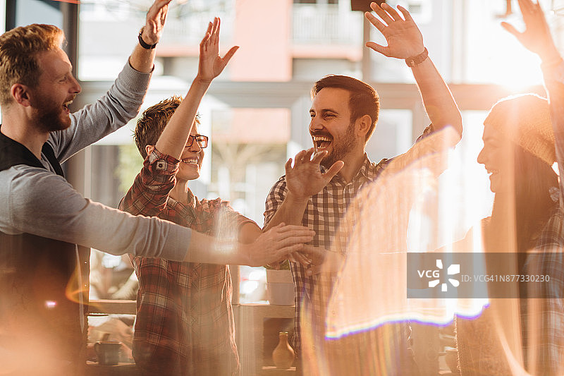 快乐的商务团队在办公室庆祝成功图片素材