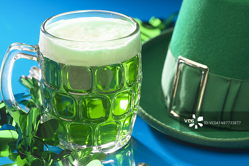 三叶草、啤酒和帽子图片素材
