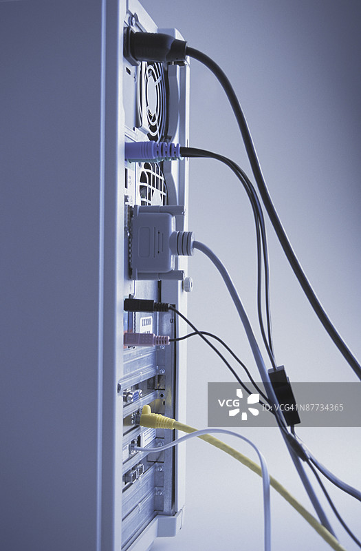 计算机电缆连接到硬盘驱动器图片素材