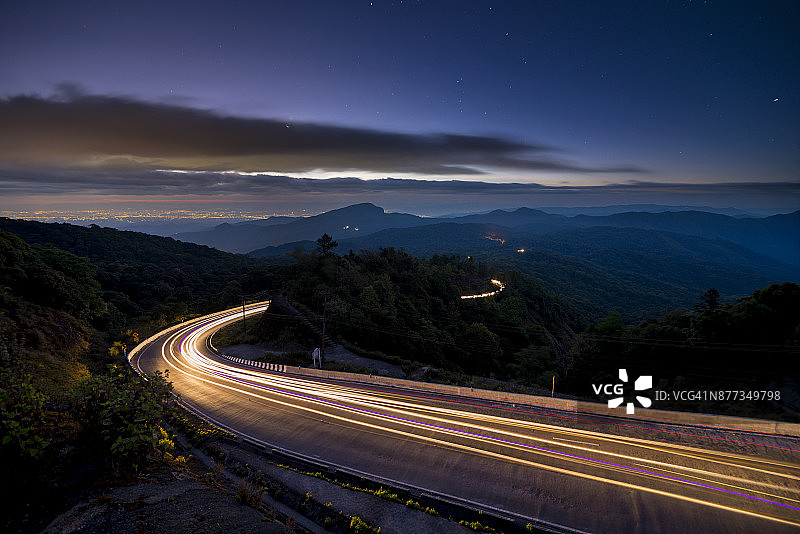 茵他侬山上的暮色公路图片素材